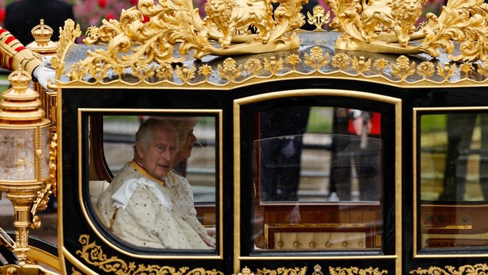 Raja Charles dan Camilla menuju Istana Buckingham dari Westminster Abbey untuk upacara penobatan. Mereka menggunakan kereta kencana Diamond Jubilee State Coach.