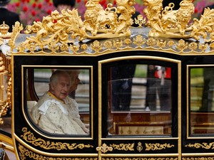 Raja Charles III Kembali ke Buckingham Palace Usai Upacara Penobatan