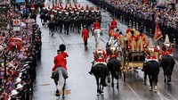 Sepanjang perjalanan, warga Inggris yang menyaksikan di pinggir jalan berteriak menyambut kedatangan pasangan kerajaan tersebut. Reuters/Piroschka van de Wouw.