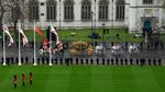 Raja Charles Naik Kereta Kencana ke Westminster Abbey untuk Penobatan