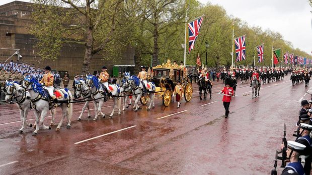 Raja Charles dan Camilla menuju Istana Buckingham dari Westminster Abbey untuk upacara penobatan. Mereka menggunakan kereta kencana Diamond Jubilee State Coach.