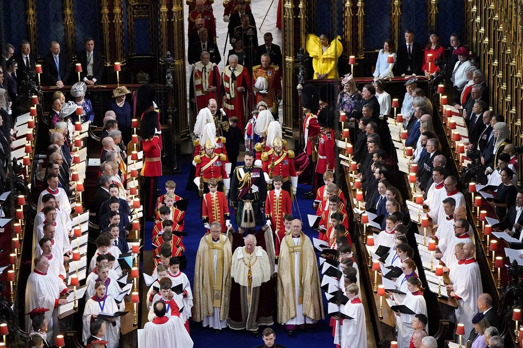 Raja Charles dan Camilla menuju Istana Buckingham dari Westminster Abbey untuk upacara penobatan. Mereka menggunakan kereta kencana Diamond Jubilee State Coach.