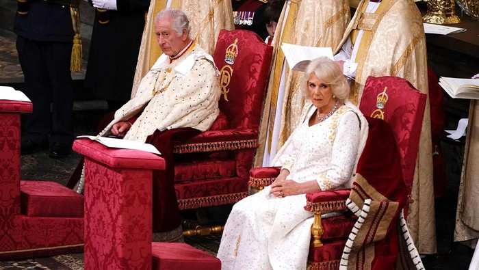 Raja Charles dan Camilla menuju Istana Buckingham dari Westminster Abbey untuk upacara penobatan. Mereka menggunakan kereta kencana Diamond Jubilee State Coach.