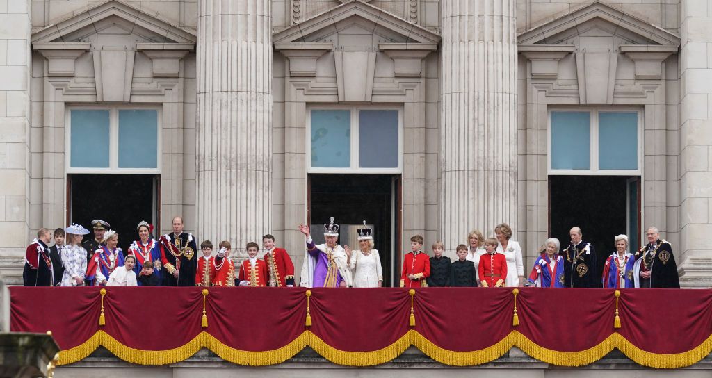 Raja Charles (left to right) Members of the royal family: the Duke of Edinburgh, the Earl of Wessex, Lady Louise Windsor, Vice Admiral Sir Tim Laurence, the Duchess of Edinburgh, the Princess Royal, Princess Charlotte, the Princess of Wales, Prince Louis, the Prince of Wales, the King's Pages of Honour including Prince George, Lord Oliver Cholmondley, Nicholas Barclay, Ralph Tollemache, King Charles III and Queen Camilla, the Queen's Pages of Honour including Louis and Gus Lopes, Freddy Parker Bowles and Arthur Eliot, Lady in Attendance Annabel Eliot and Marchioness of Lansdowne, Princess Alexandra of Kent, the Duke of kent, the Duchess of Gloucester and the Duke of Gloucester, on the balcony of Buckingham Palace, London, to view a flypast by aircraft from the Royal Navy, Army Air Corps and Royal Air Force - including the Red Arrows, following the coronation. Picture date: Saturday May 6, 2023. (Photo by Owen Humphreys/PA Images via Getty Images)