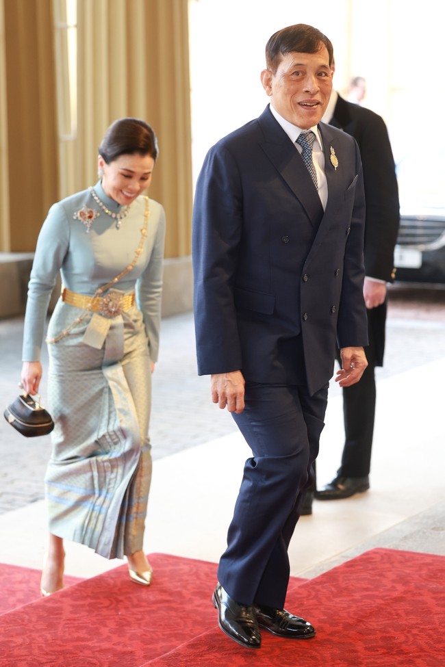 Turut melengkapi gayanya, semacam tas tangan hitam berbentuk unik dengan gagang emas tipis. (Foto: Chris Jackson/Getty Images)