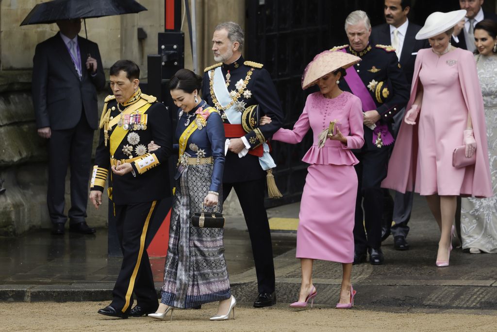 Raja Vajiralongkorn dan Ratu Suthida LONDON, ENGLAND - MAY 06: (L-R) King Vajiralongkorn of Thailand, Queen Suthida of Thailand, Felipe VI of Spain, Queen Letizia of Spain, Philippe of Belgium, Tamim bin Hamad Al Thani, Queen Mathilde of Belgium and Jawaher bint Hamad bin Suhaim Al-Thani during the Coronation of King Charles III and Queen Camilla on May 06, 2023 in London, England. The Coronation of Charles III and his wife, Camilla, as King and Queen of the United Kingdom of Great Britain and Northern Ireland, and the other Commonwealth realms takes place at Westminster Abbey today. Charles acceded to the throne on 8 September 2022, upon the death of his mother, Elizabeth II. (Photo by Jeff J Mitchell/Getty Images)