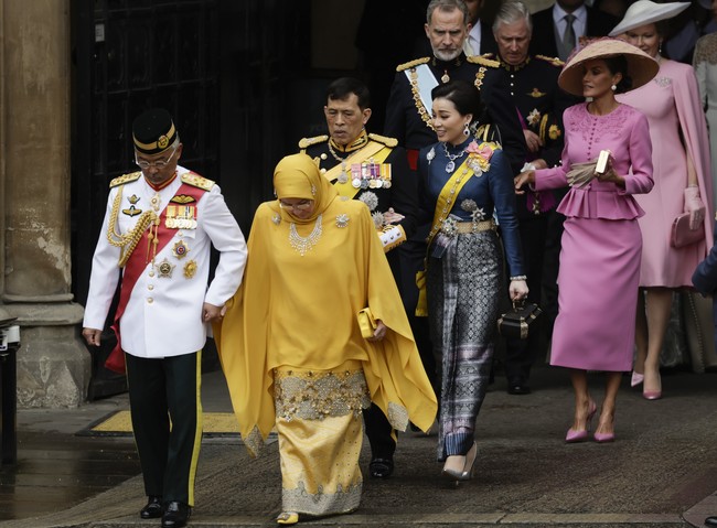 Raja Vajiralongkorn dari Thailand menghadiri penobatan Raja Charles III di Westminster Abbey, London, Inggris, pada Sabtu (6/5/2023). Ia datang tak sendiri karena didampingi sang istri, Ratu Suthida. (Foto: Jeff J Mitchell/Getty Images)
