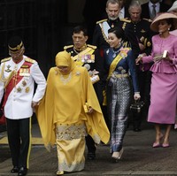 Raja Vajiralongkorn dari Thailand menghadiri penobatan Raja Charles III di Westminster Abbey, London, Inggris, pada Sabtu (6/5/2023). Ia datang tak sendiri karena didampingi sang istri, Ratu Suthida. (Foto: Jeff J Mitchell/Getty Images)
