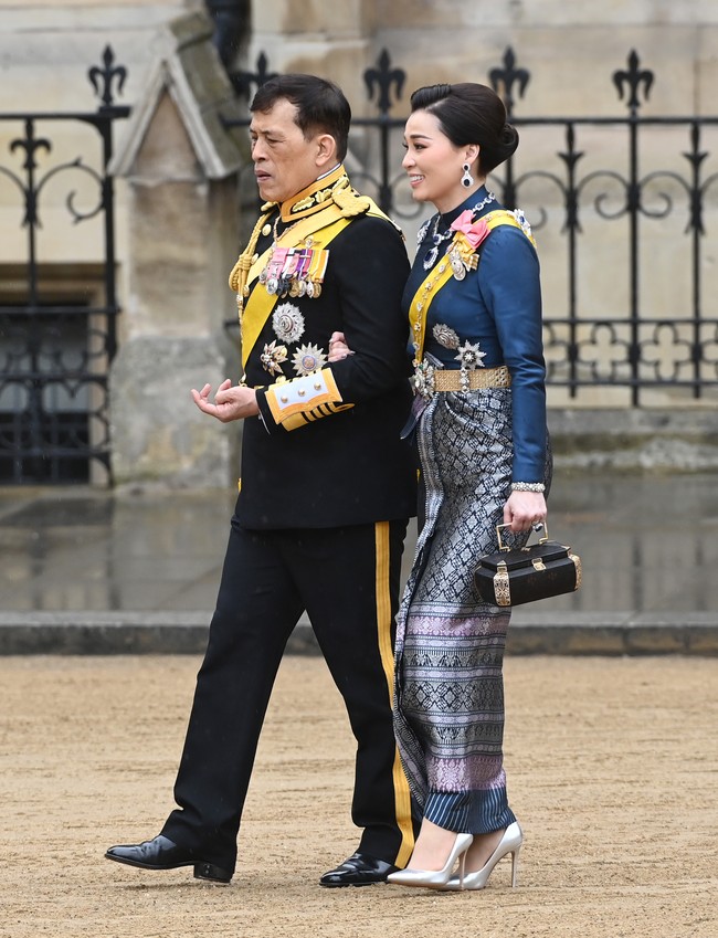 Ratu Suthida yang merupakan istri keempat Raja Thailand juga melengkapi gayanya dengan ornamen kerajaan, disertai kalung berlian yang dihiasi beberapa batu rubi nan memukau. Tidak ketinggalan, tas unik yang tampak seperti kotak perhiasan berbahan kayu. (Foto: Stuart C. Wilson/Getty Images)