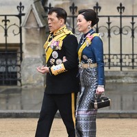 Ratu Suthida yang merupakan istri keempat Raja Thailand juga melengkapi gayanya dengan ornamen kerajaan, disertai kalung berlian yang dihiasi beberapa batu rubi nan memukau. Tidak ketinggalan, tas unik yang tampak seperti kotak perhiasan berbahan kayu. (Foto: Stuart C. Wilson/Getty Images)