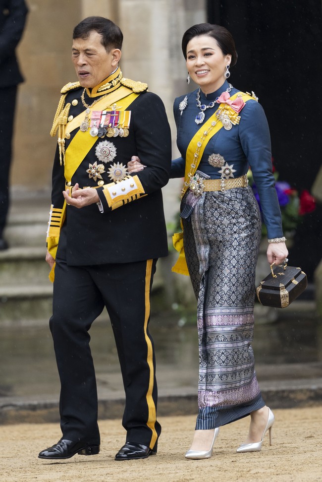 Raja Thailand yang menyandang gelar Rama X ini tampil dengan seragam militer serba hitam. Seragam kebesarannya tersebut juga dilengkapi atribut kuning sebagai aksen. (Foto: Mark Cuthbert/UK Press via Getty Images)