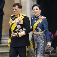 Raja Thailand yang menyandang gelar Rama X ini tampil dengan seragam militer serba hitam. Seragam kebesarannya tersebut juga dilengkapi atribut kuning sebagai aksen. (Foto: Mark Cuthbert/UK Press via Getty Images)