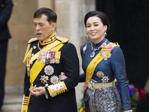 Foto: Raja Thailand Gandeng Istri Resmi di Penobatan Charles, Ukir Sejarah