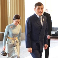 Turut melengkapi gayanya, semacam tas tangan hitam berbentuk unik dengan gagang emas tipis. (Foto: Chris Jackson/Getty Images)