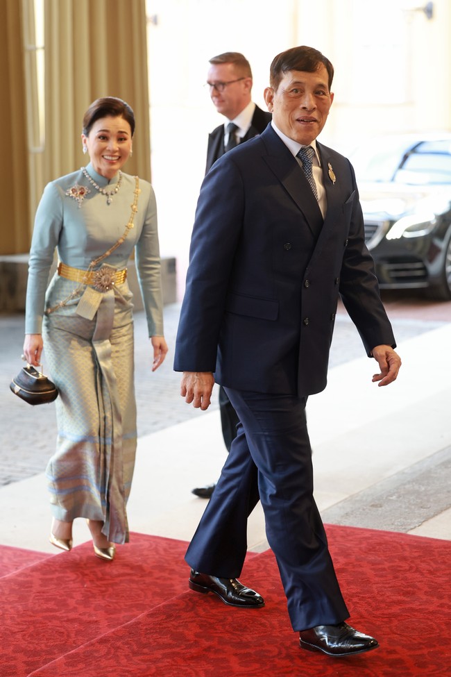 Meski Ratu Suthida adalah istri resminya, Raja Vajiralongkorn disebut-sebut memiliki 20 selir. Kabarnya, ia telah mengangkat salah seorang selir favoritnya yang bernama Sineenat sebagai ratu dan mereka telah dikaruniai seorang anak. Suthida sendiri dinikahi Raja yang sebelumnya telah tiga kali bercerai. (Foto: Chris Jackson/Getty Images)