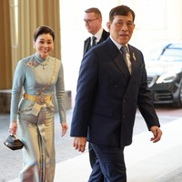 Meski Ratu Suthida adalah istri resminya, Raja Vajiralongkorn disebut-sebut memiliki 20 selir. Kabarnya, ia telah mengangkat salah seorang selir favoritnya yang bernama Sineenat sebagai ratu dan mereka telah dikaruniai seorang anak. Suthida sendiri dinikahi Raja yang sebelumnya telah tiga kali bercerai. (Foto: Chris Jackson/Getty Images)
