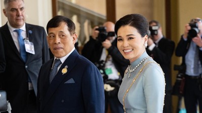 Foto: Momen Langka Raja Thailand Bersama Istri Resmi di Penobatan Charles