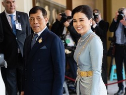 Foto: Momen Langka Raja Thailand Bersama Istri Resmi di Penobatan Charles