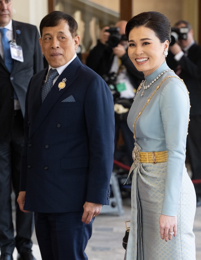 Mantan pramugari ini kemudian menyempurnakan gayanya dengan anting dan kalung berlian statement. Tidak ketinggalan, sabuk emas dan heels senada. (Foto: Samir Hussein/WireImage)