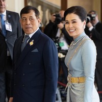 Mantan pramugari ini kemudian menyempurnakan gayanya dengan anting dan kalung berlian statement. Tidak ketinggalan, sabuk emas dan heels senada. (Foto: Samir Hussein/WireImage)