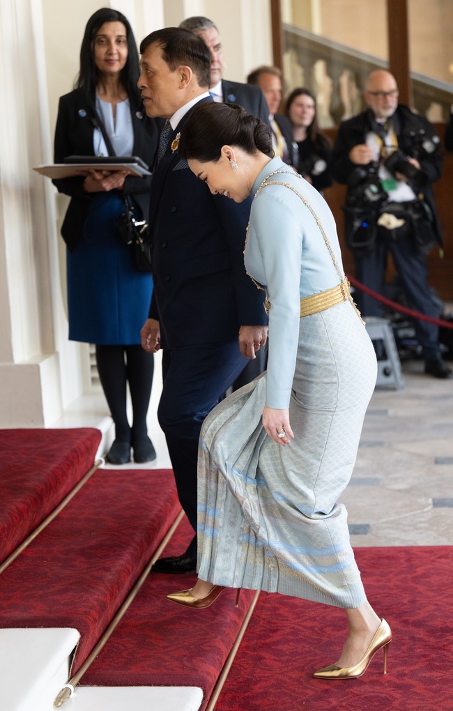 Dilansir dari situs Thailand Khaosod edisi bahasa Inggris, kedatangan mereka terbilang momen yang langka. Ini baru kali pertamanya pasangan tersebut menghadiri acara penobatan di luar negeri sekaligus menandai kunjungan kenegaraan mereka bersama setelah Vajiralongkorn mewarisi takhta ayahnya, Raja Bhumibol yang meninggal pada 2016 lalu. (Foto: Samir Hussein/WireImage)