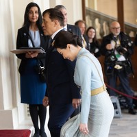 Dilansir dari situs Thailand Khaosod edisi bahasa Inggris, kedatangan mereka terbilang momen yang langka. Ini baru kali pertamanya pasangan tersebut menghadiri acara penobatan di luar negeri sekaligus menandai kunjungan kenegaraan mereka bersama setelah Vajiralongkorn mewarisi takhta ayahnya, Raja Bhumibol yang meninggal pada 2016 lalu. (Foto: Samir Hussein/WireImage)