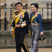 Busana tradisional khas Negeri Gajah Putih berwarna gelap menjadi andalan mantan pramugari ini. Atasan lengan panjangnya yang dikemas dalam cutting minimalis dipadu kain tenun berwarna senada. (Foto: Joe Giddens/PA Images via Getty Images)