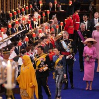 Penampilan mereka mengukir sejarah tersendiri. Menurut situs Thailand Khaosod edisi bahasa Inggris, ini baru kali pertamanya pasangan tersebut menghadiri acara penobatan di luar negeri sekaligus menandai kunjungan kenegaraan mereka bersama setelah Vajiralongkorn mewarisi takhta ayahnya, Raja Bhumibol yang meninggal pada 2016 lalu. (Foto: Aaron Chown - WPA Pool/Getty Images)