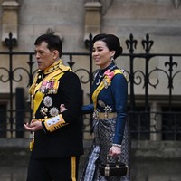 Busana Ratu Suthida pun menonjolkan identitas Thailand, khususnya sebagai salah satu negara penghasil sutra terbaik. Ia memilih look yang sama seperti saat menghadiri jamuan kenegaraan di Istana Buckingham kemarin, tapi kali ini dalam warna yang kontras. (Foto: PAUL ELLIS/AFP via Getty Images)