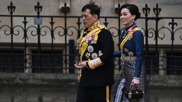 Thailand's King Maha Vajiralongkorn (L) and Thailand's Queen Suthida arrive at Westminster Abbey in central London on May 6, 2023, ahead of the coronations of Britain's King Charles III and Britain's Camilla, Queen Consort. - The set-piece coronation is the first in Britain in 70 years, and only the second in history to be televised. Charles will be the 40th reigning monarch to be crowned at the central London church since King William I in 1066. Outside the UK, he is also king of 14 other Commonwealth countries, including Australia, Canada and New Zealand. Camilla, his second wife, will be crowned queen alongside him and be known as Queen Camilla after the ceremony. (Photo by Paul ELLIS / AFP) (Photo by PAUL ELLIS/AFP via Getty Images)