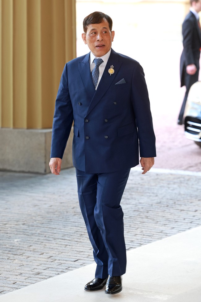 Mengikuti dress code busana formal, Raja Thailand yang menyandang gelar Raja Rama X memakai setelan resmi berwarna royal blue lengkap dengan dasi senada. Ia juga memakai bros resmi simbol dari kerajaannya. (Foto: Chris Jackson/Getty Images)