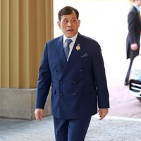 Mengikuti dress code busana formal, Raja Thailand yang menyandang gelar Raja Rama X memakai setelan resmi berwarna royal blue lengkap dengan dasi senada. Ia juga memakai bros resmi simbol dari kerajaannya. (Foto: Chris Jackson/Getty Images)