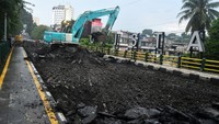 Revitalisasi jembatan dimulai dengan proses pembongkaran lapisan aspal.