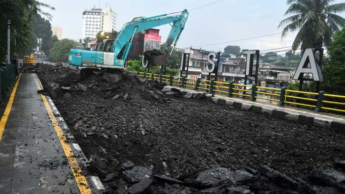 Wali Kota Bogor Bima Arya mengamati proses pembongkaran jembatan Otista, Kota Bogor, Jawa Barat, Jumat (5/5/2023). Pembangunan revitalisasi jembatan Otista, Kota Bogor dimulai dengan proses pembongkaran lapisan aspal dan dilakukan secara bertahap agar beban dan puing jembatan tidak langsung jatuh ke aliran sungai Ciliwung dibawahnya. ANTARA FOTO/Arif Firmansyah/aww.
