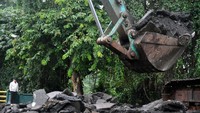 Pembongkaran dilakukan secara bertahap agar puing jembatan tidak langsung jatuh ke aliran sungai Ciliwung.