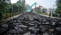 Alat berat mulai membongkar Jembatan Otista, Kota Bogor, Jawa Barat, Jumat (5/5/2023).