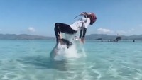 Ada-ada saja, Ria Ricis bahkan backflip di pantai dibantu sang suami. Foto: Instagram Ria Ricis