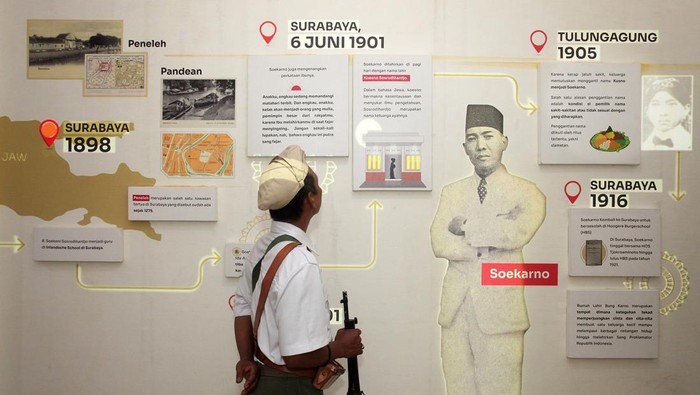 Warga berpose di dalam rumah kelahiran Bung Karno saat peresmian destinasi wisata Rumah Lahir Bung Karno di Jalan Pandean IV/40 Surabaya, Jawa Timur, Sabtu (6/5/2023). Pemkot Surabaya meresmikan rumah kelahiran Presiden pertama RI Soekarno sebagai salah satu destinasi wisata sejarah di Surabaya. ANTARA FOTO/Didik Suhartono/tom.