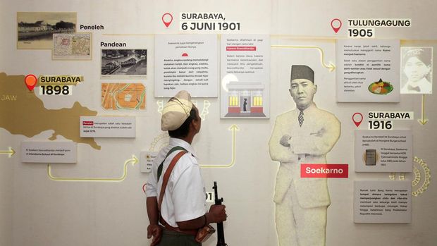 Warga berpose di dalam rumah kelahiran Bung Karno saat peresmian destinasi wisata Rumah Lahir Bung Karno di Jalan Pandean IV/40 Surabaya, Jawa Timur, Sabtu (6/5/2023). Pemkot Surabaya meresmikan rumah kelahiran Presiden pertama RI Soekarno sebagai salah satu destinasi wisata sejarah di Surabaya. ANTARA FOTO/Didik Suhartono/tom.