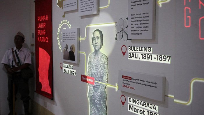 Rumah Kelahiran Bung Karno di Surabaya Resmi Jadi Museum Warga berpose di dalam rumah kelahiran Bung Karno saat peresmian destinasi wisata Rumah Lahir Bung Karno di Jalan Pandean IV/40 Surabaya, Jawa Timur, Sabtu (6/5/2023). Pemkot Surabaya meresmikan rumah kelahiran Presiden pertama RI Soekarno sebagai salah satu destinasi wisata sejarah di Surabaya. ANTARA FOTO/Didik Suhartono/tom.