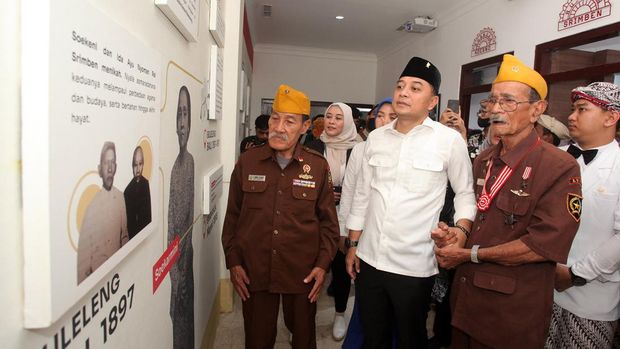 Warga berpose di dalam rumah kelahiran Bung Karno saat peresmian destinasi wisata Rumah Lahir Bung Karno di Jalan Pandean IV/40 Surabaya, Jawa Timur, Sabtu (6/5/2023). Pemkot Surabaya meresmikan rumah kelahiran Presiden pertama RI Soekarno sebagai salah satu destinasi wisata sejarah di Surabaya. ANTARA FOTO/Didik Suhartono/tom.