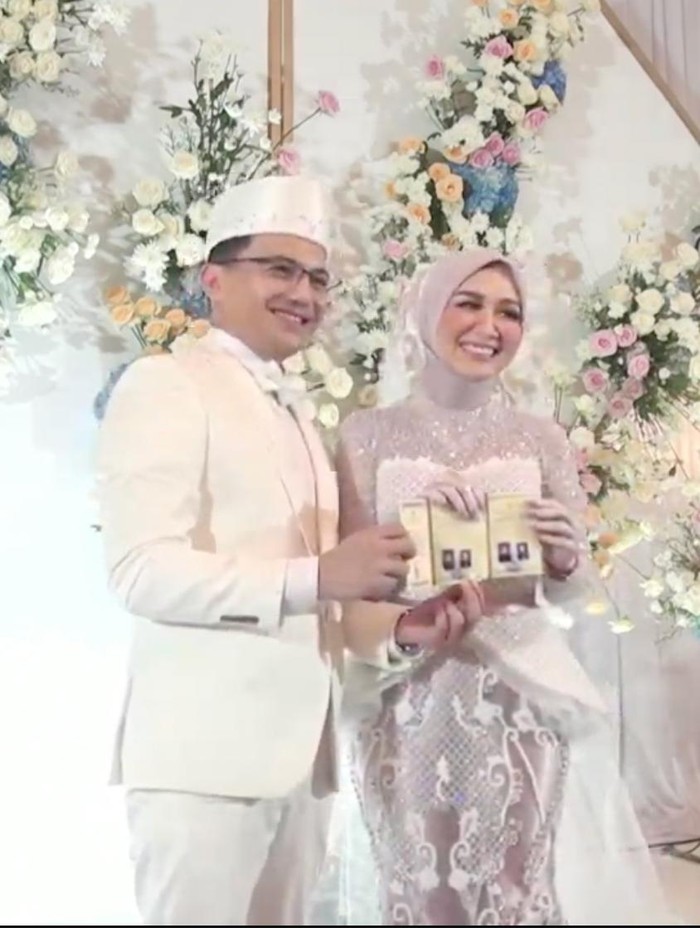 Sahrul Gunawan Sahrul Gunawan resmi nikahi Dine.