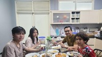 Tak hanya makan di restoran, tapi kebersamaan mereka berempat juga terlihat makan di rumah. Meski sederhana, Sahrul dan ketiga anaknya tampak bahagia. Foto: Instagram @sahrulgunawanofficial