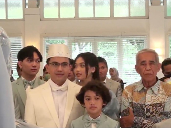 Sahrul Gunawan Sahrul Gunawan resmi nikahi Dine.