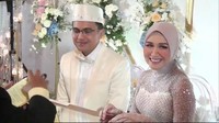 Dine Mutiara Aziz tersenyum bahagia saat resmi dinikahi oleh Sahrul Gunawan. Foto: dok. Channel YouTube Dine With Sahrul Gunawan
