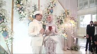 Senyum pengantin baru, Sahrul Gunawan dan Dine menularkan kebahagiaan. Foto: dok. Channel YouTube Dine With Sahrul Gunawan