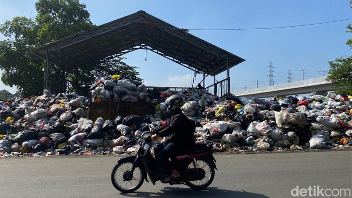 Sampah menumpuk di tempat pembuangan sampah (TPS) sementara yang berada di Pasar Tol Rahayu, Kelurahan Cigondewah Rahayu, Kecamatan Bandung Kulon, Kota Bandung, Jumat (5/5/2023).