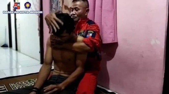 Screenshot foto petugas Damkar Bogor bantu tangani warga kesurupan (dok. Istimewa)