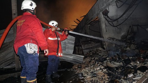 Situasi kebakaran di Pasar Semat Canggu Permai, Desa Tibubeneng, Kuta Utara, Badung, Bali, Sabtu (6/5/2023) dini hari. Diperkirakan total puluhan kios dan los ludes. (Agus Eka/detikBali)