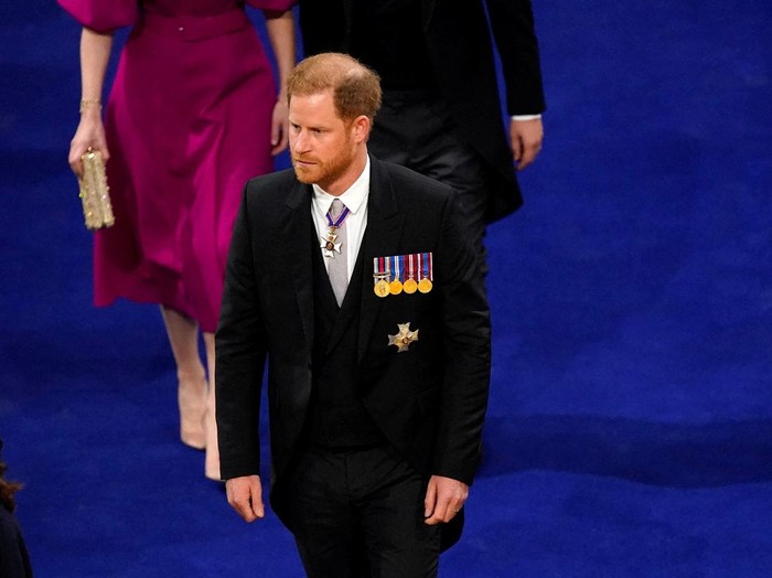 Pangeran Harry hadir dalam upacara penobatan Raja Charles III di Westminster Abbey, Sabtu (6/5/2023). Harry hadir tanda didampingi Meghan Markle.